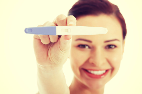 妊娠検査薬を使っている女性