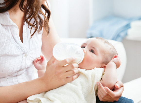 赤ちゃんが母乳やミルクを大量に吐く…考えられる病気と病気でない場合の対処法 子育て応援サイト MARCH(マーチ)