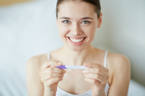 妊娠検査薬を使用している女性