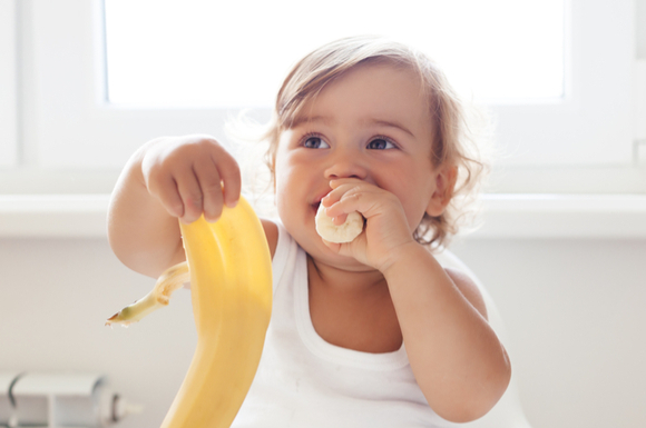 赤ちゃんが離乳食期にバナナをおやつで食べている様子