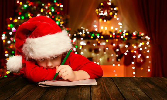 サンタに手紙を書く子ども