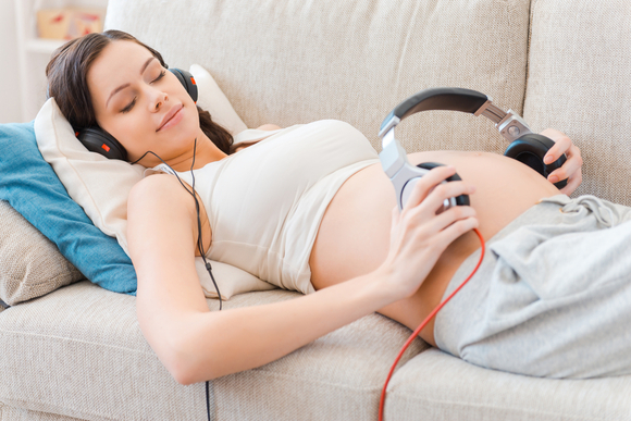 胎教におすすめの音楽鑑賞をしている妊婦さん