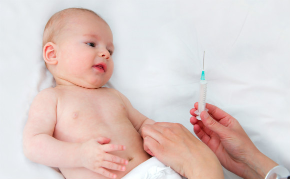 予防接種を打つ赤ちゃん