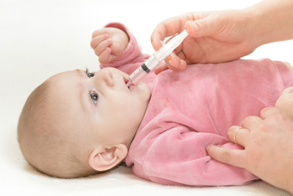 ロタウイルスワクチン経口を飲む赤ちゃん