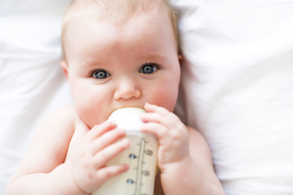 哺乳瓶でストレスなくミルクを飲んでいる赤ちゃん