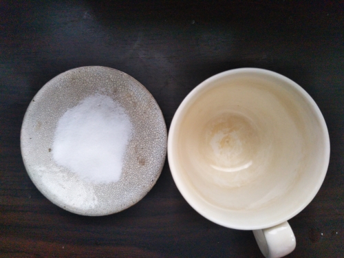 コップの茶渋を食塩水で落とす手順