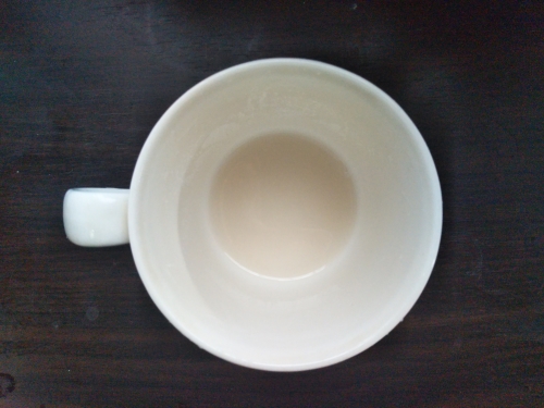 コップの茶渋を食塩水で落とす手順