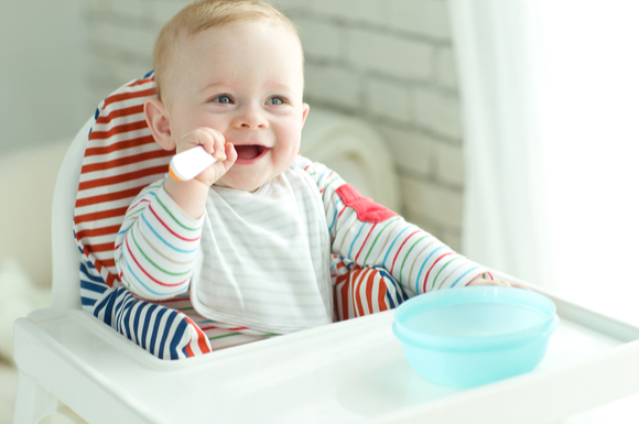 離乳食後期のカミカミ期の赤ちゃんが離乳食を食べている様子