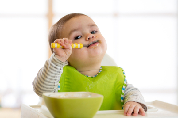 離乳食完了期・パクパク期の赤ちゃんがご飯を食べている様子
