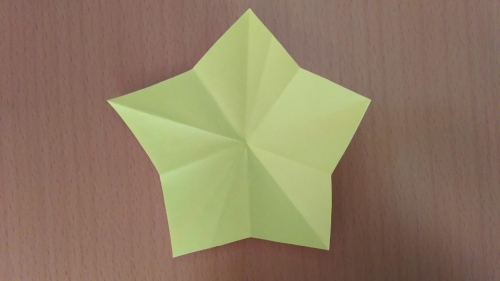 折り紙でお星さまを作った完成図