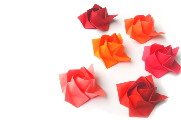 折り紙で作ったバラ