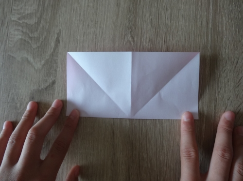 折り紙でリボンを折っている手順の画像