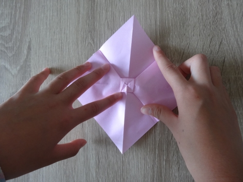 折り紙でリボンを折っている手順の画像