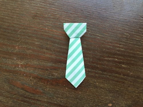 折り紙でネクタイを折った完成図