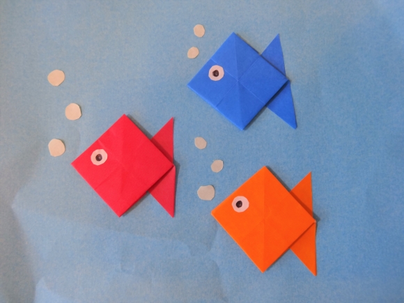 折り紙で作るカラフルお魚 簡単で幼児でも楽しく折れる折り方 子育て応援サイト March マーチ