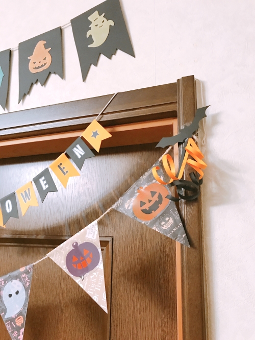 ハロウィン用手作りガーランドを実際にお部屋に飾っている様子