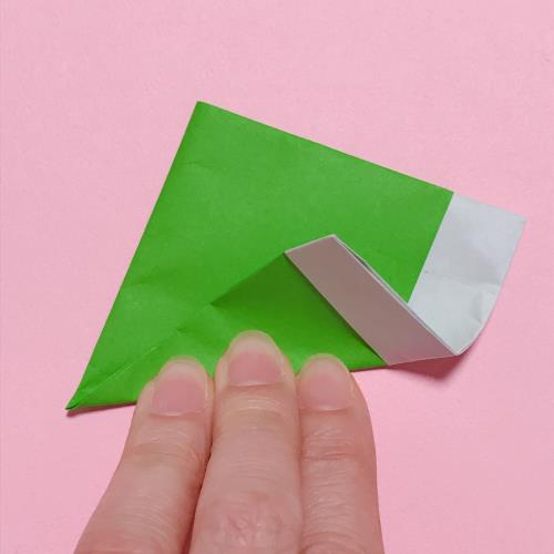折り紙で三角パックを作る手順の画像