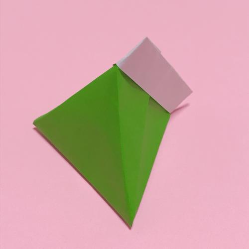 折り紙で三角パックを作る手順の画像