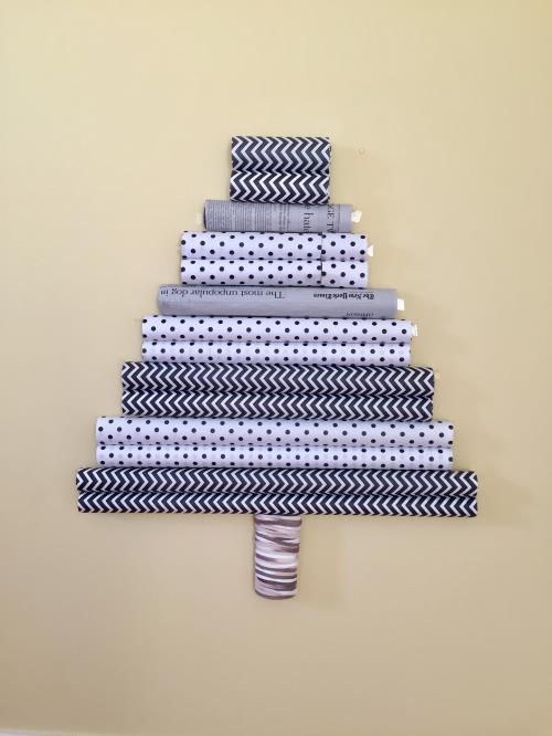 折り紙でクリスマスツリーの飾りを作っている手順の画像