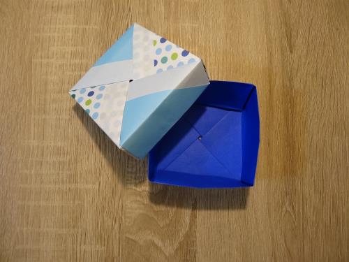 折り紙でギフトボックスを折る折り方の手順の画像