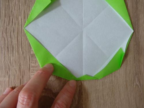 折り紙でお皿を折る折り方の手順の画像