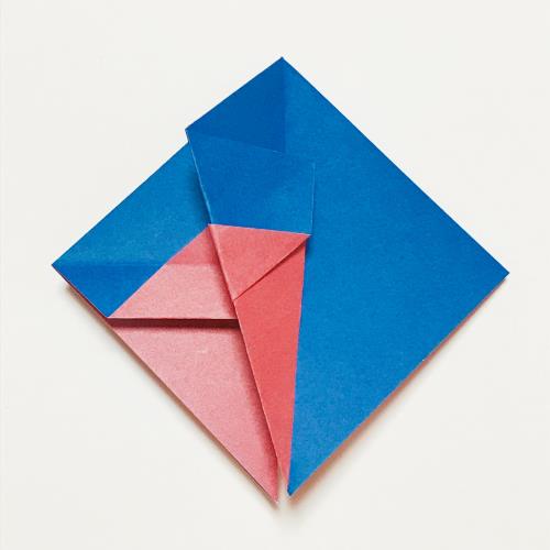 折り紙でポインセチアのリースを折る手順の画像