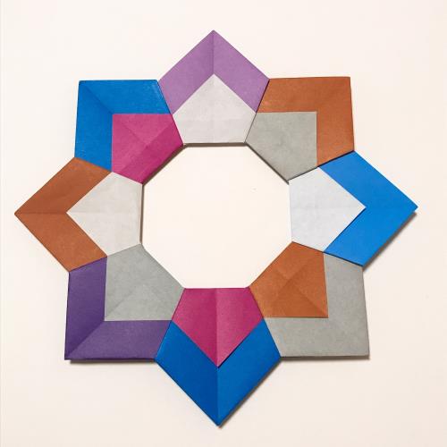折り紙でポインセチアのリースを折る手順の画像