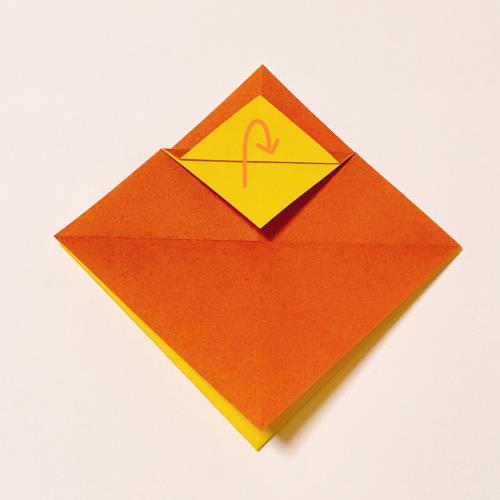 折り紙でポケット付きのサンタクロースを折っている手順の画像