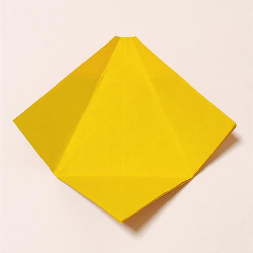 折り紙でポケット付きのサンタクロースを折っている手順の画像