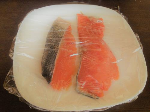 離乳食用手作り鮭フレークを作っている画像