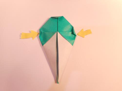 折り紙でコーン付きのアイスクリームを折る折り方の手順画像