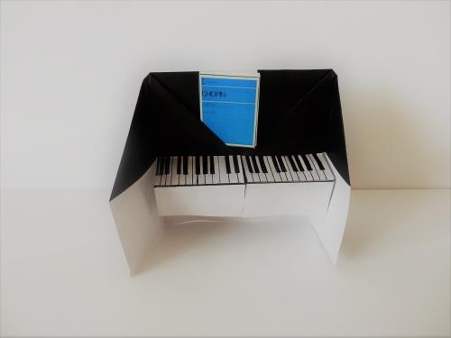 折り紙でピアノを折る折り方の手順画像