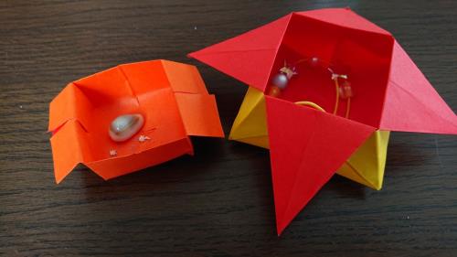 折り紙でかわいい箱を折っている折り方の手順画像