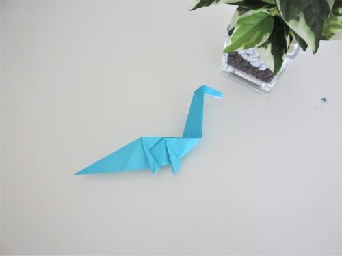折り紙で恐竜を折る折り方の手順画像” width=