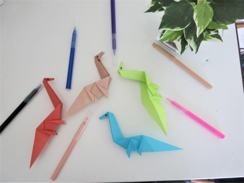 折り紙で恐竜を折る折り方の手順画像” width=