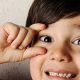 朝、子供の目に目やにがビッシリ…の原因は？考えられる病気や対処法